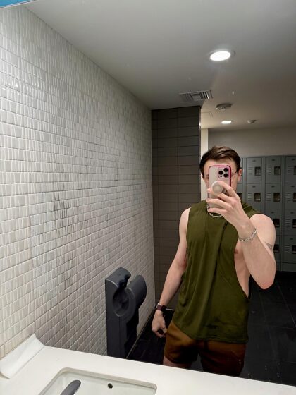 Je m'amuse dans les vestiaires. Je suis nerveuse à l'idée de garder la porte ouverte