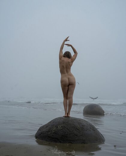 Moi nue, le brouillard et la mer.