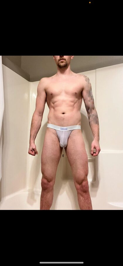 Je suis partie en vacances et j'ai porté un string à la plage. J'ai reçu beaucoup plus d'attention que prévu. J'étais curieuse de voir combien d'attention un jockstrap m'apporterait