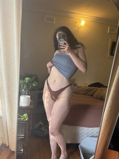 Je me sens insatiablement excitée aujourd'hui, voici quelques photos nues que je vous offre