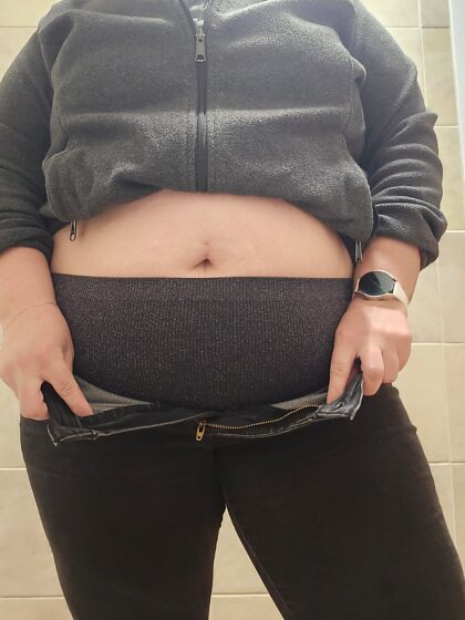 Faites glisser pour apprécier Thongs Out Thursday avec moi au travail !!   J'espère que vous aimez les paillettes ✨️
