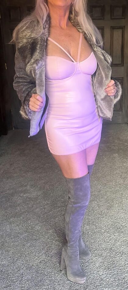 En tant que GILF, je ne devrais probablement pas porter ça, mais après m'être un peu détendue au bar, j'ai laissé quelques gars me ramener à la maison et prendre quelques photos et leurs charges