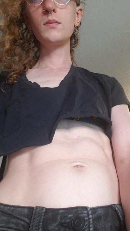 Des filles en forme portant de minuscules hauts courts ?