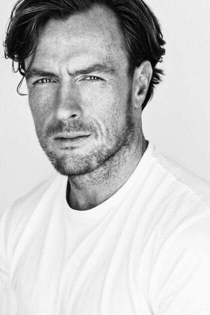 En l'honneur de son anniversaire - Toby Stephens