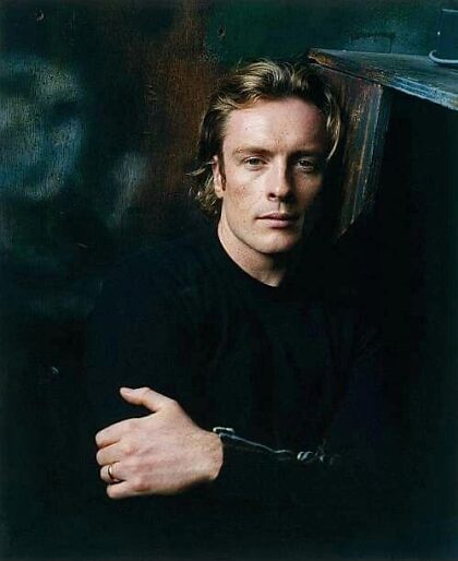 En l'honneur de son anniversaire - Toby Stephens