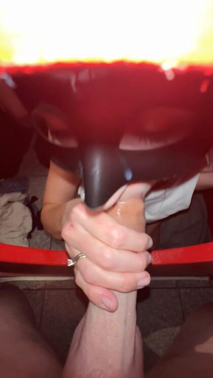 ¿Cómo puedes tener tanta suerte y encontrar esas pollas en el gloryhole?