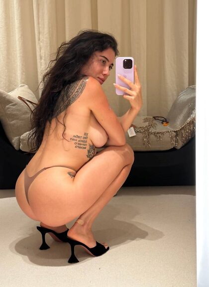 Cada vez que me pruebo ropa, termino tomando fotos sexys.