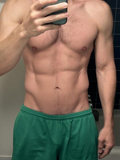 DILF heterossexual procurando um bromance.  Esteja em forma e tire fotos