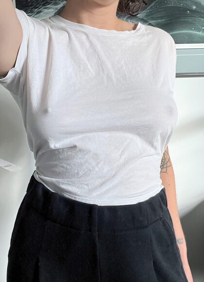 Eu adoro uma camiseta branca sem sutiã