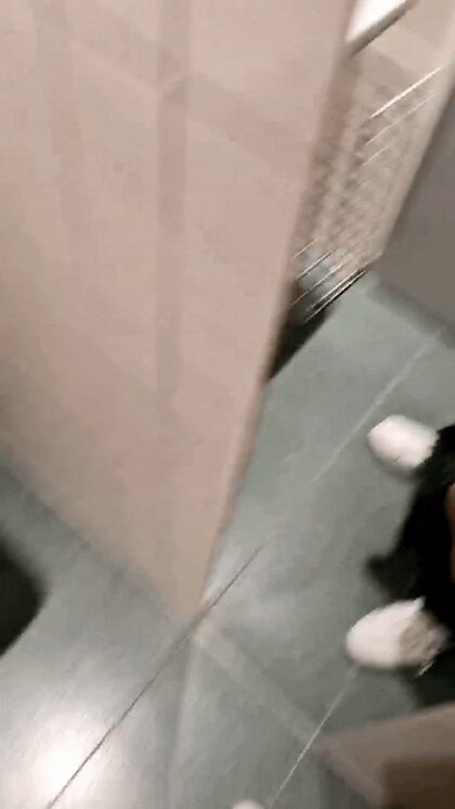 Caresse ma bite pendant le tournage est difficile, soit tu m'aides à l'enregistrer, soit tu la caresse