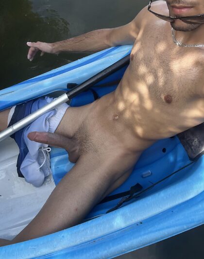 Qui d'autre aimait faire du kayak nu