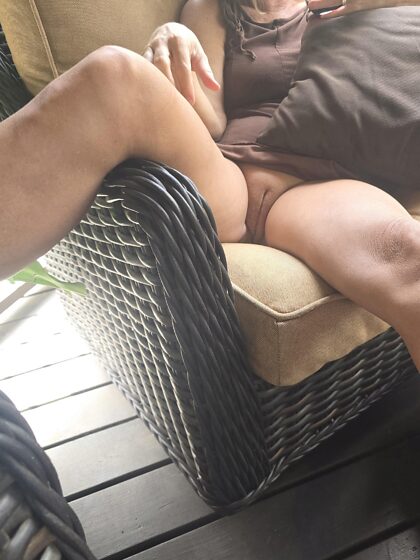 53, je te vois te branler devant moi à ta fenêtre.  Laisse-moi bouger pour que tu aies une meilleure vue.  Dépêche-toi avant qu'elle ne rentre à la maison