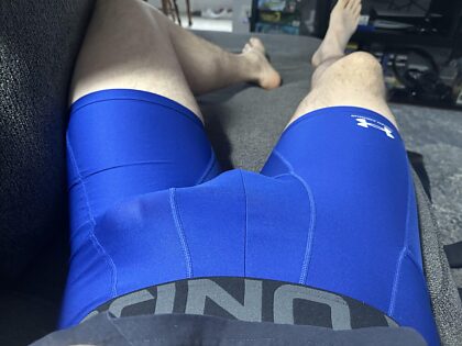 青い服を着てくつろぐ