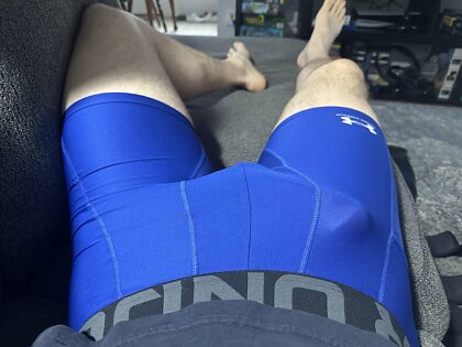 青い服を着てくつろぐ