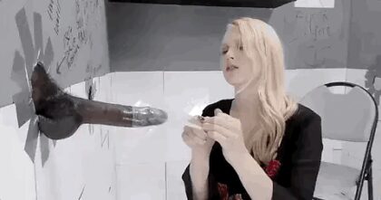 Soyez honnête. Que fait une fille quand elle voit une glorieuse grosse bite noire apparaître à travers le mur ?