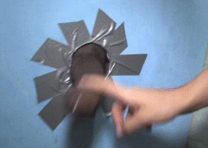 Soyez honnête. Que fait une fille quand elle voit une glorieuse grosse bite noire apparaître à travers le mur ?