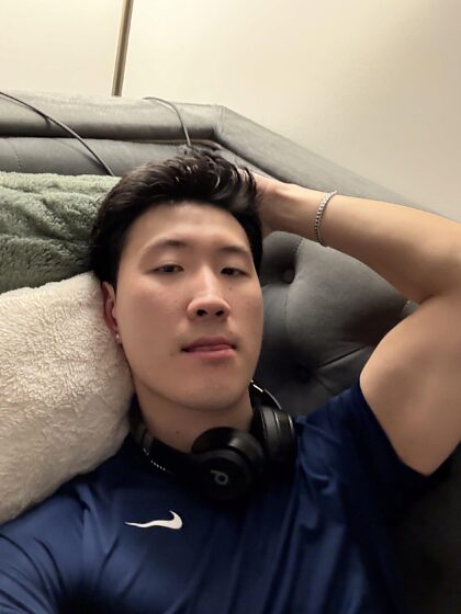 Zou jij een Koreaans topje met een grote penis in je strakke gaatje laten komen?