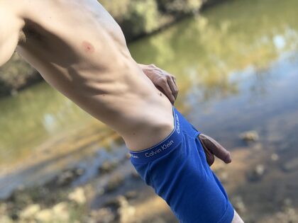 J'aurais besoin de ton aide près de la rivière.