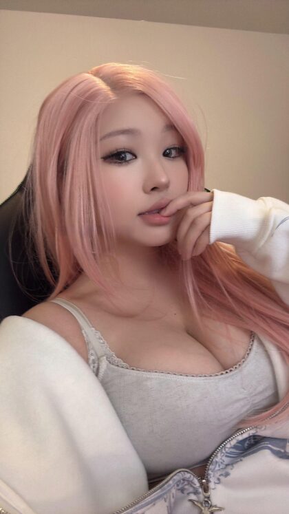 mignonne avec des cheveux roses