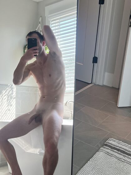 toujours dur après avoir vidé une charge dans la gorge de mes potes de gym.