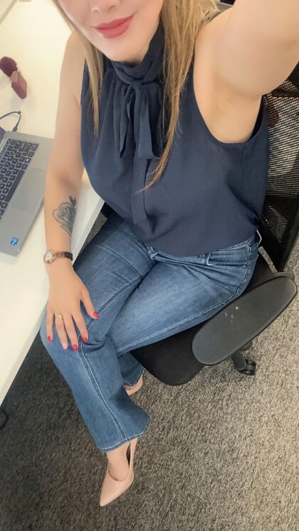 Bonne fille à mon bureau vs super coquine pour mon petit ami du bureau