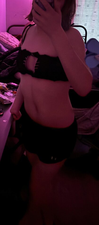 J'ai de nouveaux vêtements sympas~ même si je me sens toujours plus jolie sans aucun vêtement