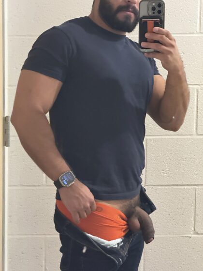 Homme gay de 36 ans au travail
