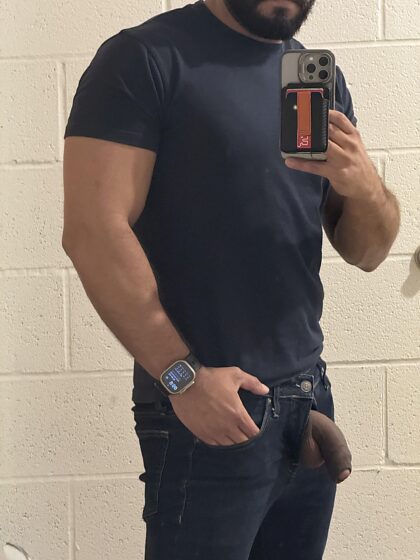 Homme gay de 36 ans au travail