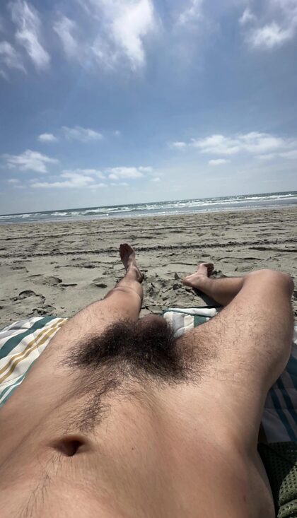 J'étais excitée à la plage, j'ai dû me déshabiller