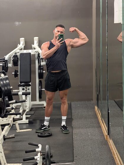 C'è qualcuno che mi segue fino alla macchina dopo la palestra?