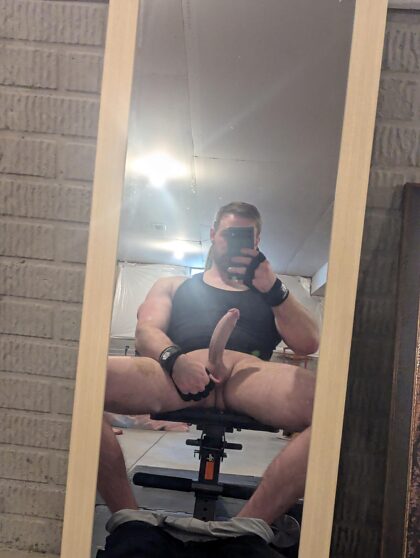 Je suis tellement excitée en faisant du sport, j'ai besoin d'un mec à qui je peux envoyer des photos de ma grosse bite
