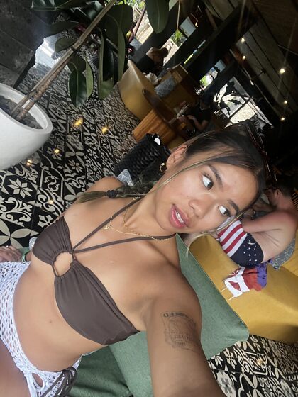 Cette pêche vietnamienne n'est pas seulement jolie… elle tremble quand on lui parle de manière cochonne