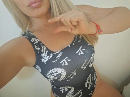 Si je t'obligeais à envoyer des photos de ton petit pénis à tous mes amis, te sentirais-tu humiliée ou excitée ?