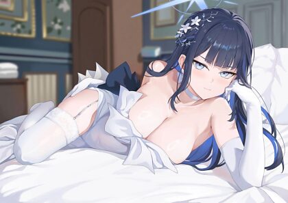 Saori ligt in bed