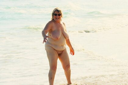 Sexy ragazza in riva al mare che gioca tra le onde.