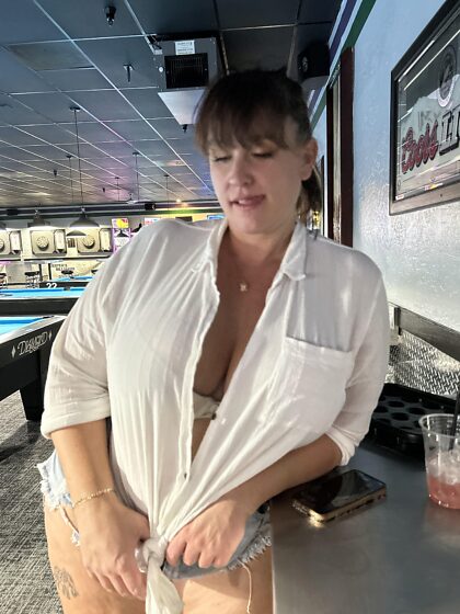 Jouez au billard pour les boutons de chemise. Il s'avère que je ne suis pas la meilleure