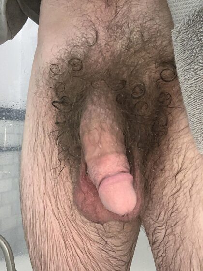 Que pensons-nous des poils pubiens sous la douche ?