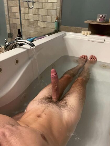 Profitant du bain, complètement nue et trempée