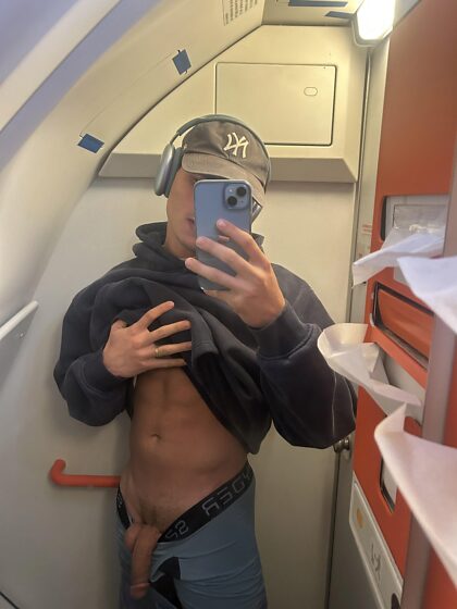 Premier message. Rejoins-moi dans les toilettes de l'avion ?