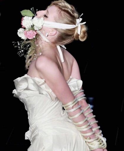 Qui veut le bouquet de la mariée ?