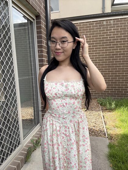 J'ai décidé de montrer ma nouvelle robe à mon voisin et de me mettre nue, tu penses qu'il a aimé la vue