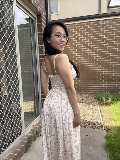 J'ai décidé de montrer ma nouvelle robe à mon voisin et de me mettre nue, tu penses qu'il a aimé la vue