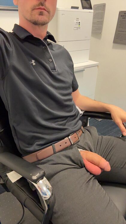 Rampe sous mon bureau, mon pote, et suce-le