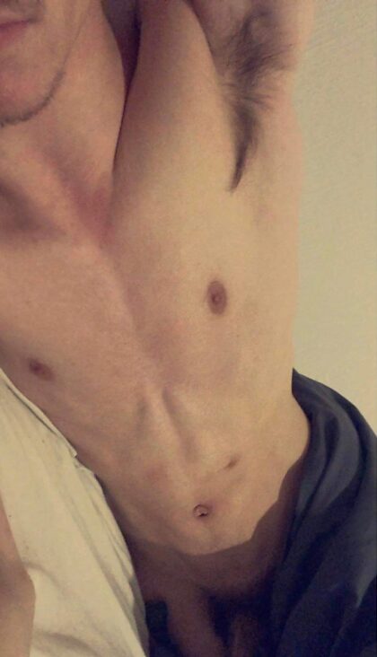 18 ans, grosse bite naturelle.