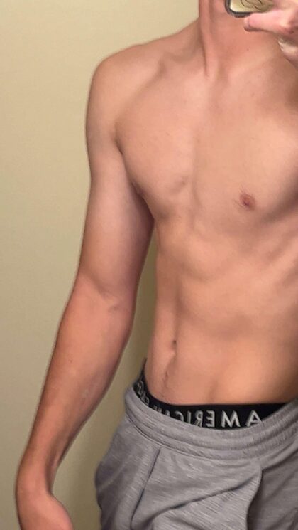 21m Coréenne — qui aime les hommes asiatiques en forme ?