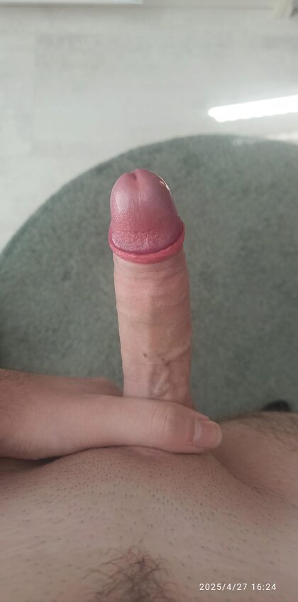 Que penses-tu de ma bite vierge de 18 ans ?