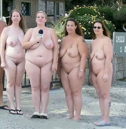 Que lindo quarteto de nudistas gordos!