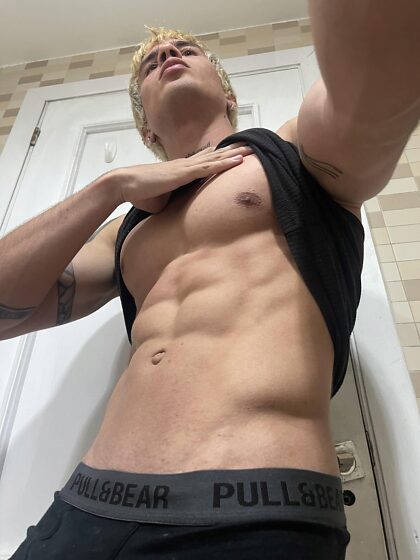 Tu aimes sucer des bites ? J'ai 20 cm pour toi