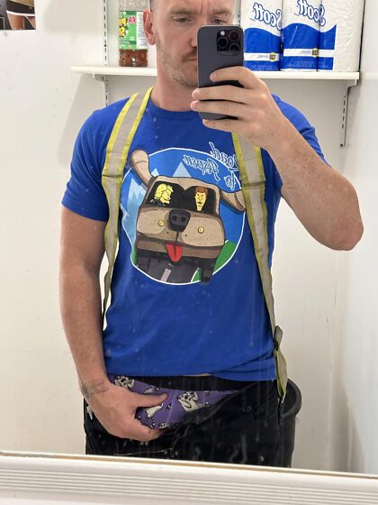 Je fais une pause dans mon travail pour montrer ma bite à des inconnus sur Internet