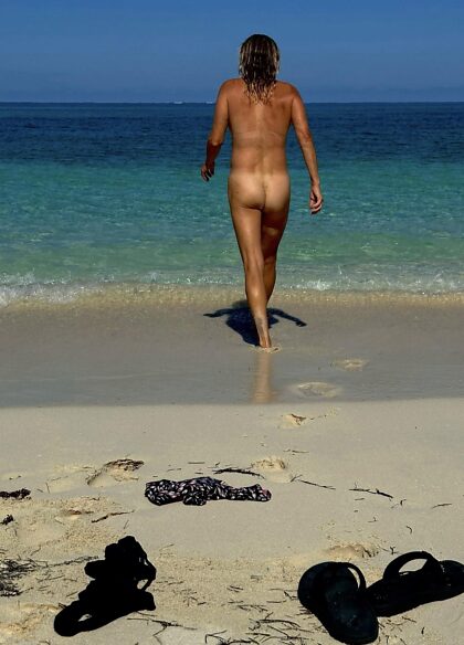 Allons nager, laissez votre maillot de bain derrière vous